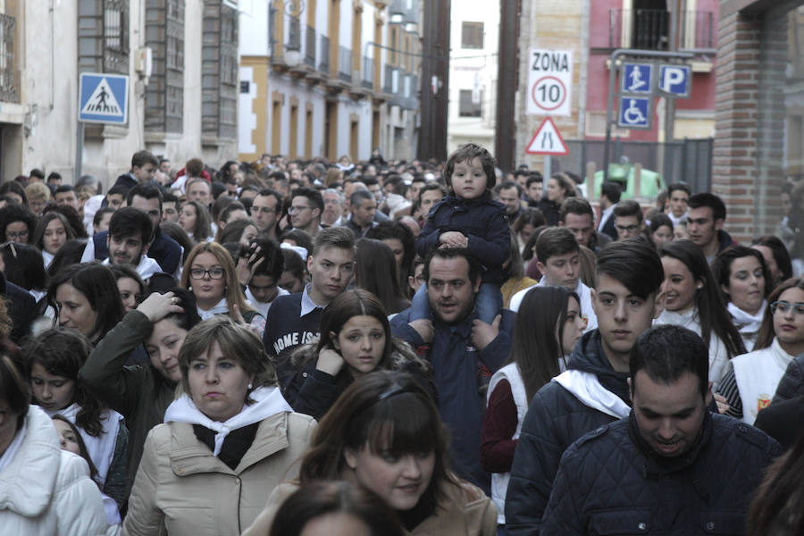 Una marea blanca recorre el casco antiguo y el centro de Lorca