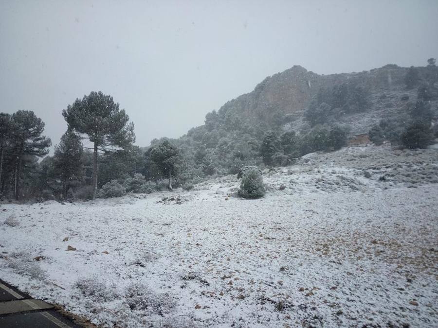 La nieve tiñe las zonas altas de la Región