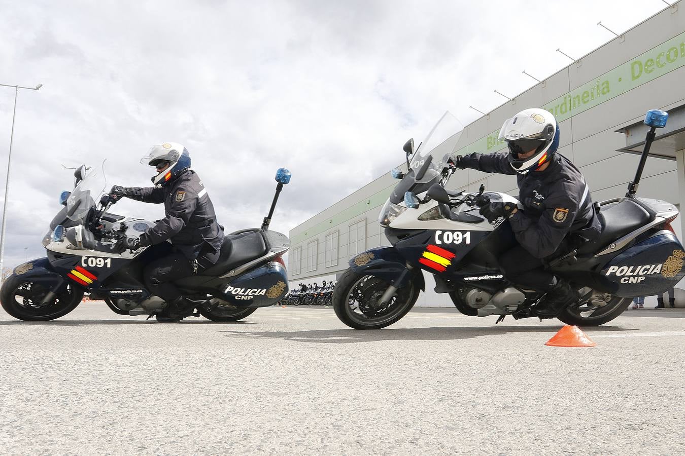 Los polis dominan las dos ruedas