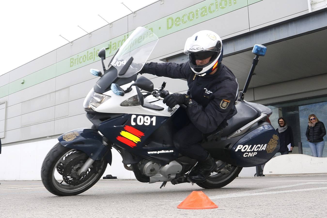 Los polis dominan las dos ruedas