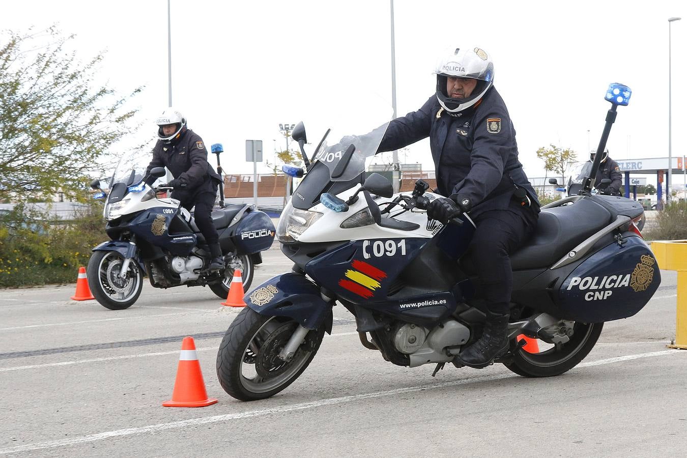 Los polis dominan las dos ruedas
