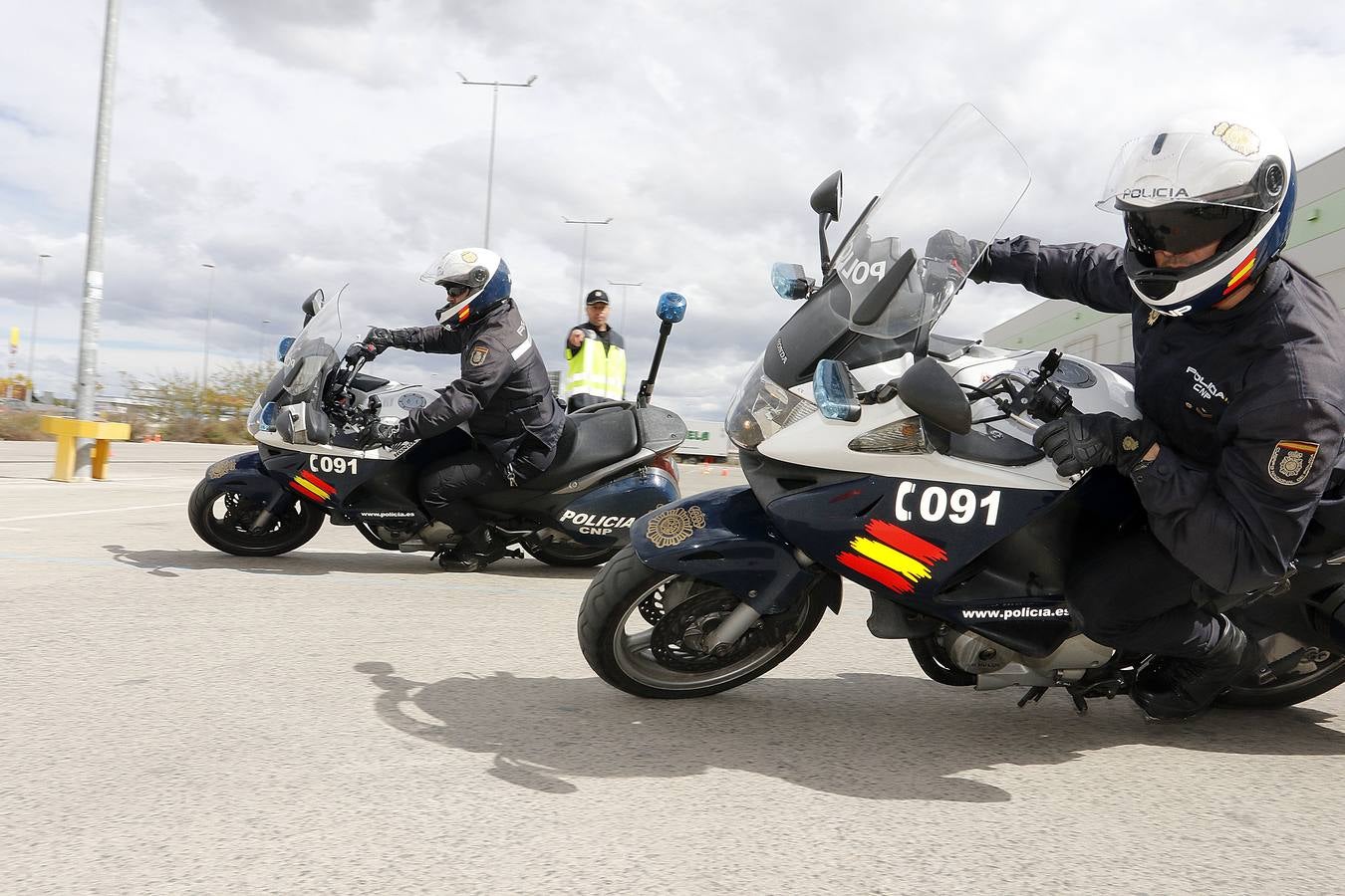 Los polis dominan las dos ruedas