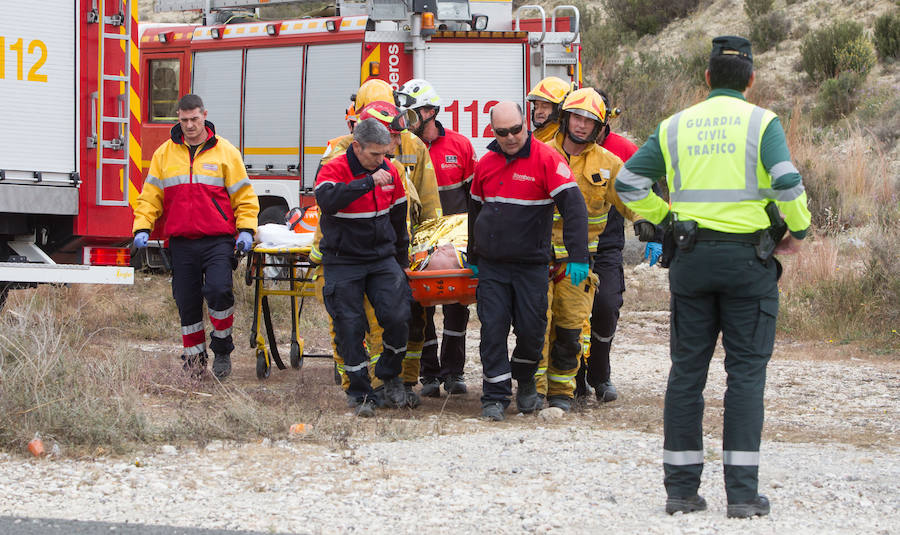 Un coche de autoescuela cae por un terraplén en Xixona