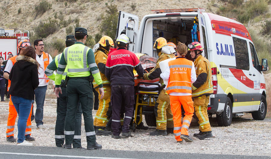 Un coche de autoescuela cae por un terraplén en Xixona