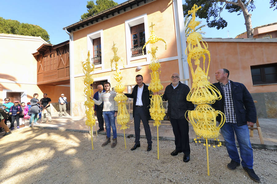 Elche presenta las palmas blancas