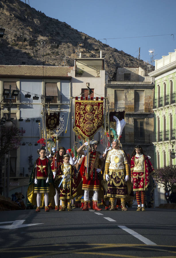 Los Armaos escoltan a los pasos en las procesiones de Domingo de Ramos en Orihuela
