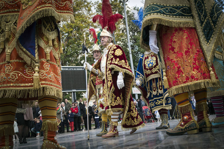 Los Armaos escoltan a los pasos en las procesiones de Domingo de Ramos en Orihuela