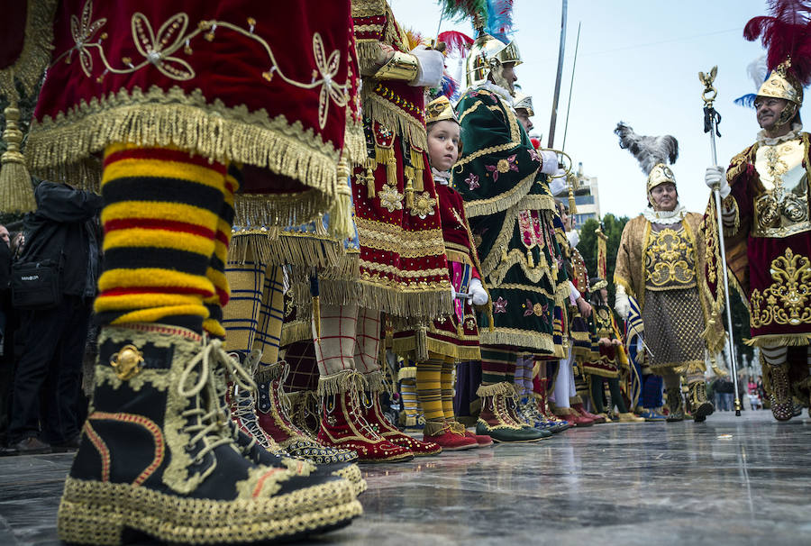 Los Armaos escoltan a los pasos en las procesiones de Domingo de Ramos en Orihuela