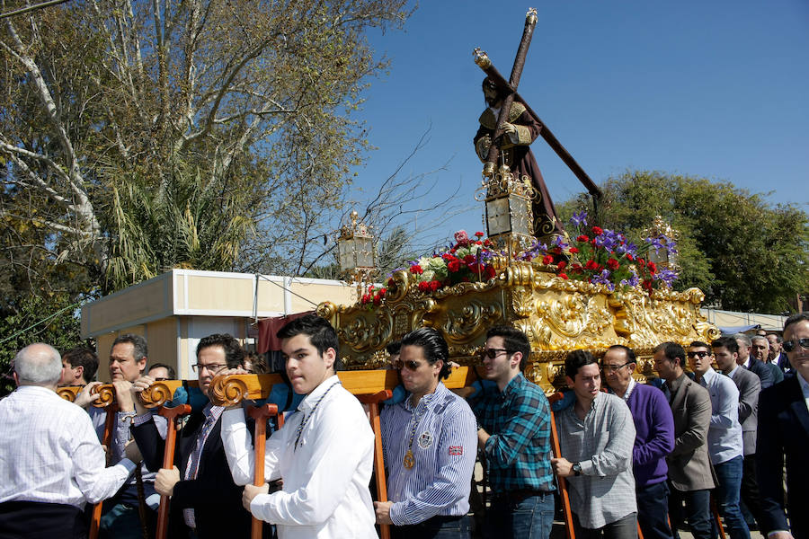 Las mujeres llevan al Cristo de los Toreros de vuelta a &#039;casa&#039;