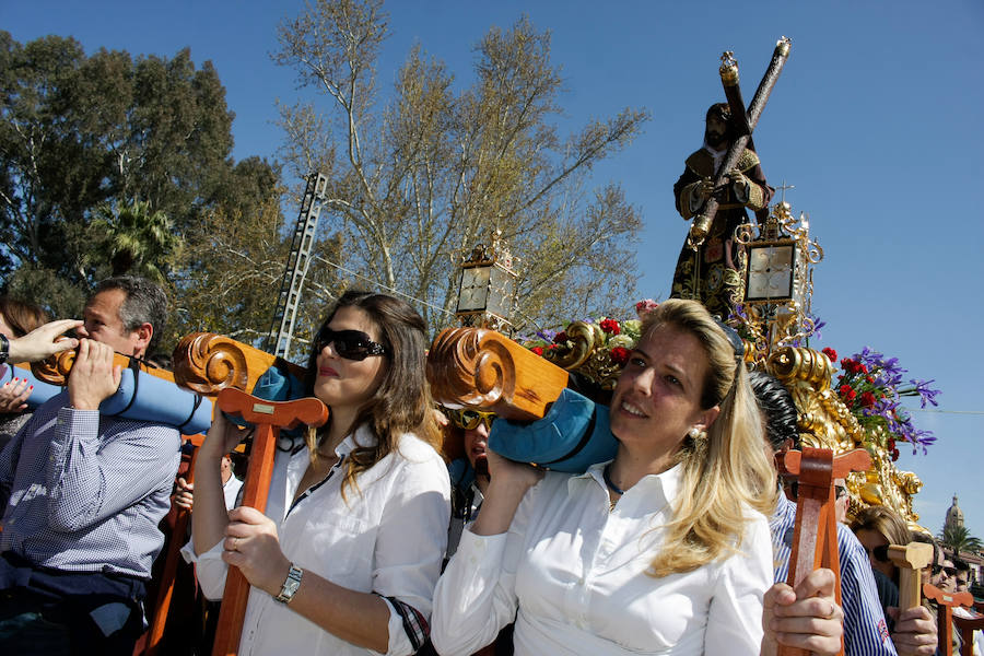 Las mujeres llevan al Cristo de los Toreros de vuelta a &#039;casa&#039;