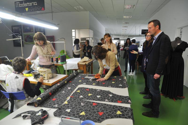 El alcalde de Elche visita la empresa A Puntadas