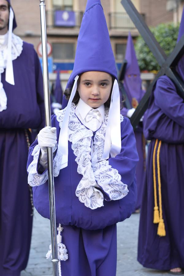 Un río de túnicas moradas