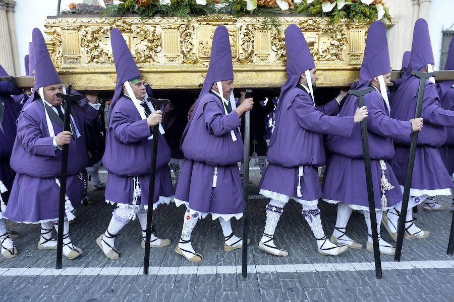 Un río de túnicas moradas