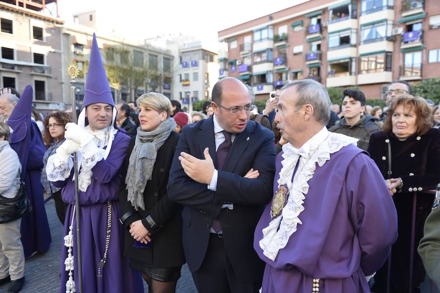 Un río de túnicas moradas