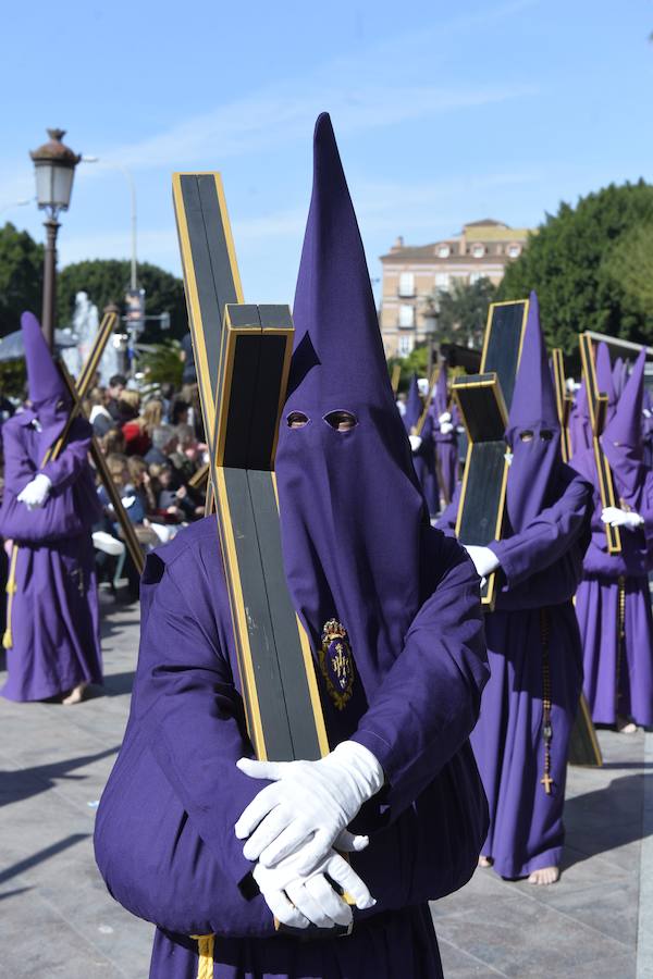 Un río de túnicas moradas