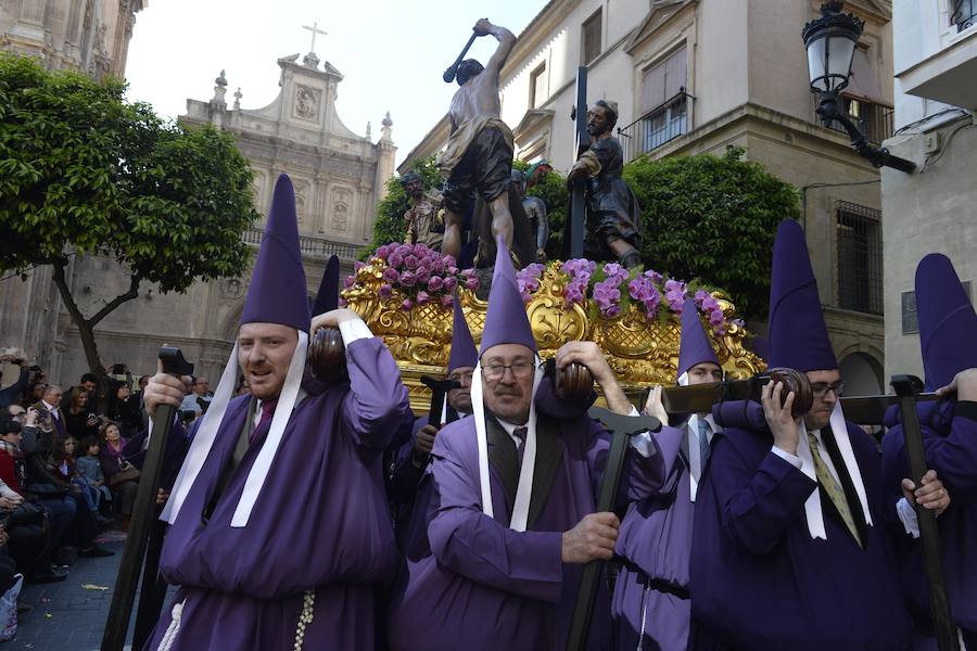 Un río de túnicas moradas