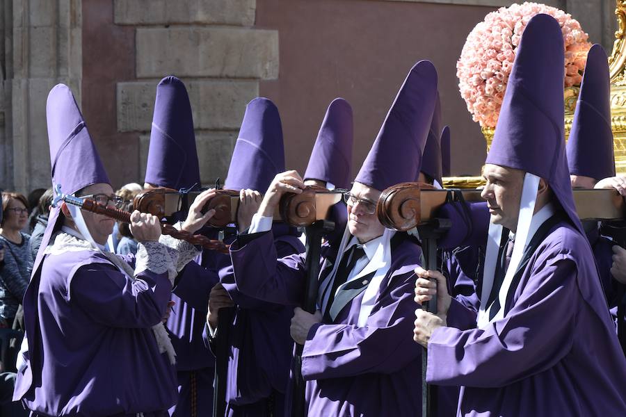 Un río de túnicas moradas