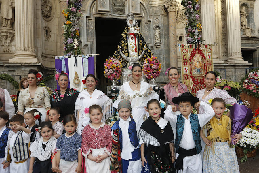 Capazos de flores para la Morenica