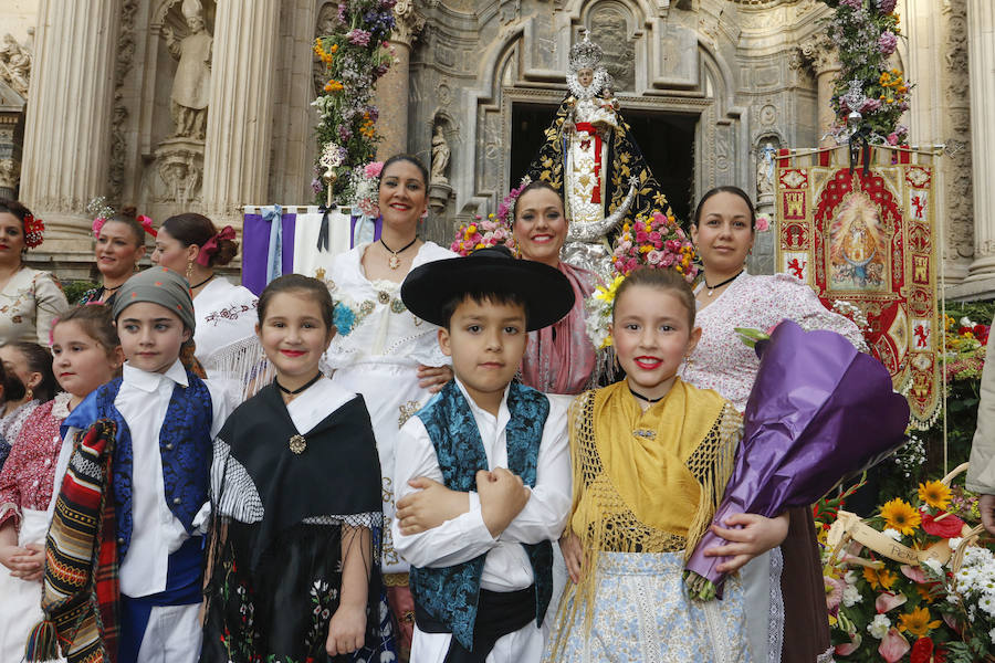 Capazos de flores para la Morenica