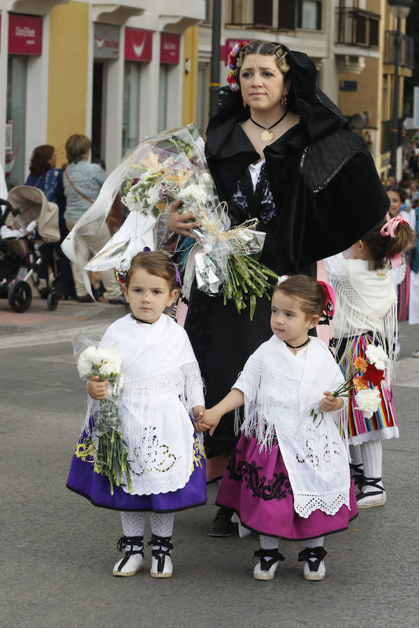 Capazos de flores para la Morenica