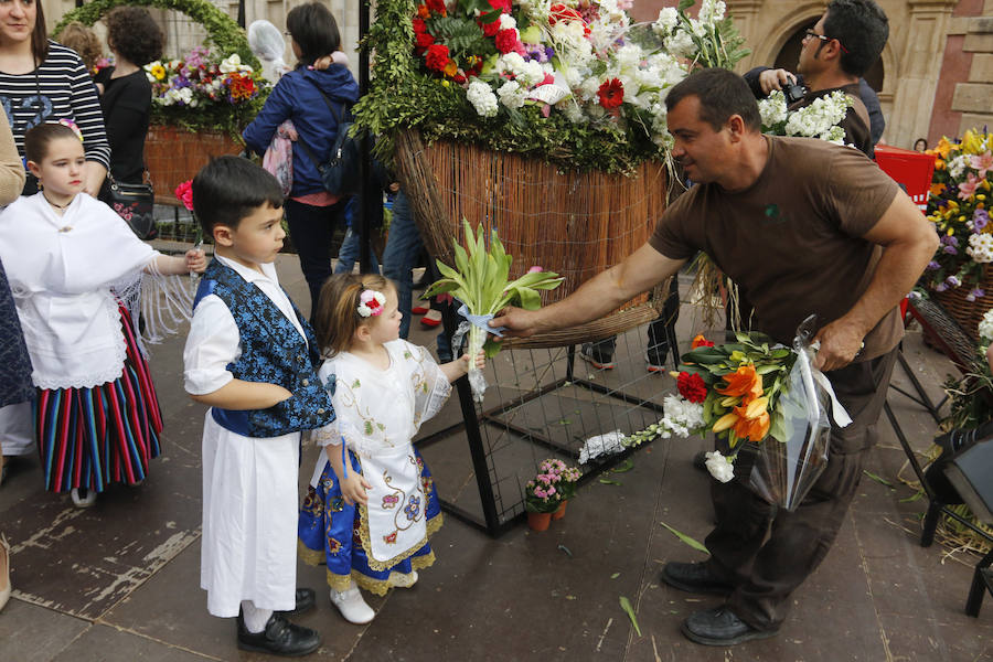 Capazos de flores para la Morenica