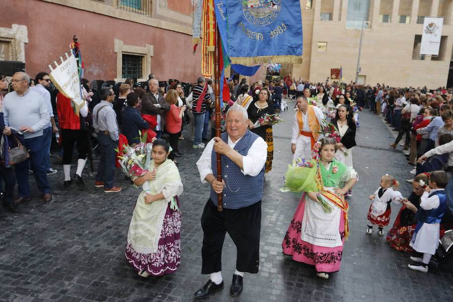 Capazos de flores para la Morenica