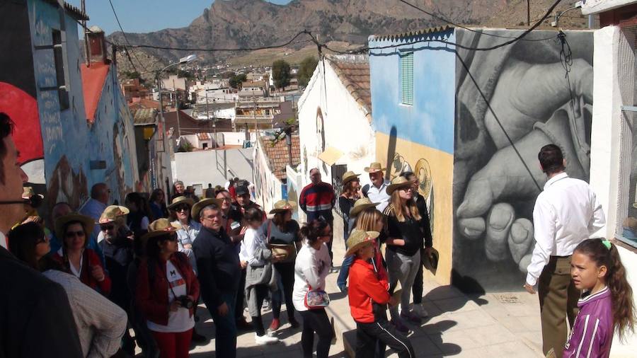 Murales en tributo al poeta cabrero en Orihuela