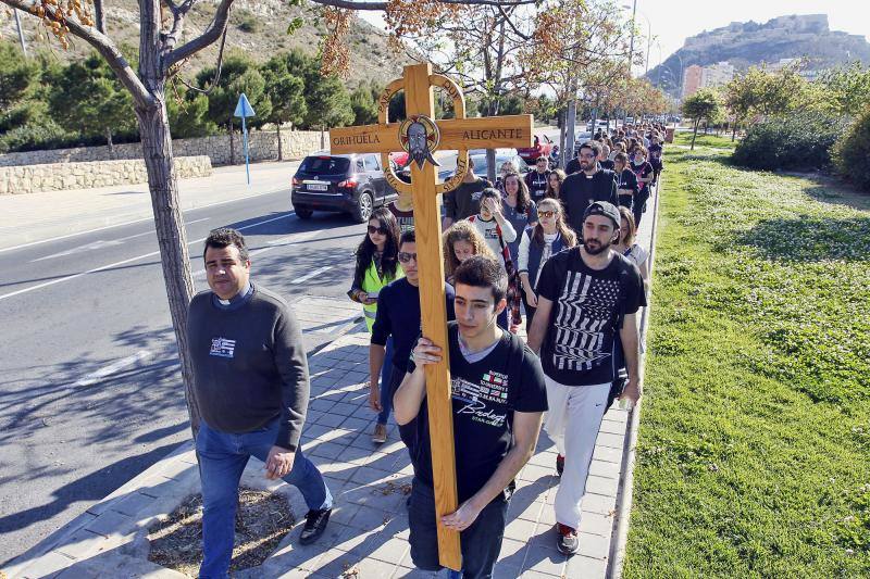 Jóvenes cristianos abren la Peregrina a Santa Faz