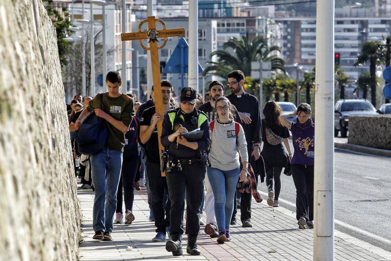 Jóvenes cristianos abren la Peregrina a Santa Faz