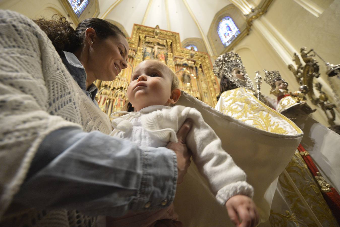 La Fuensanta protege a los niños bajo su manto