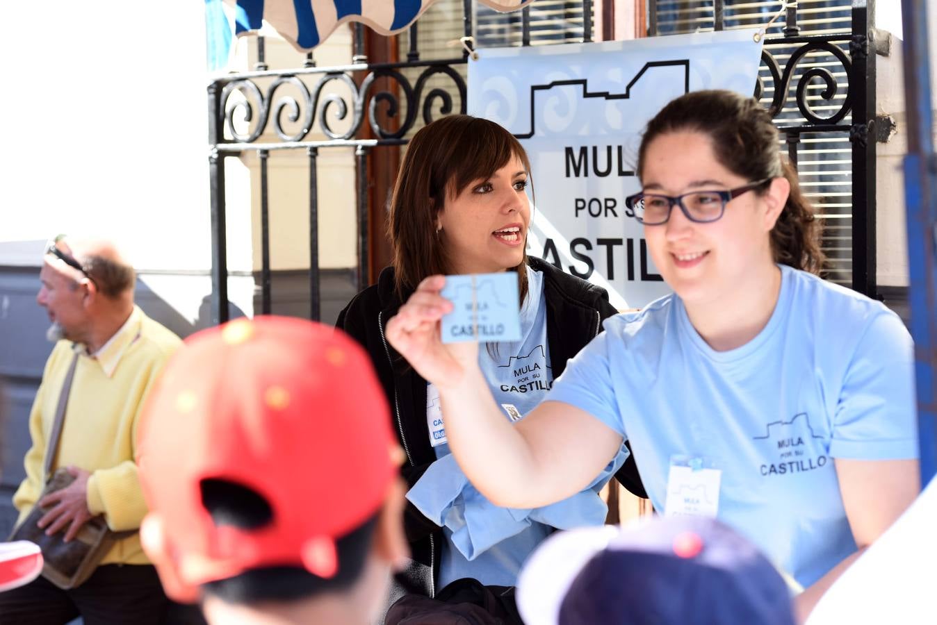 Cientos de personas abrazan el Castillo de Mula
