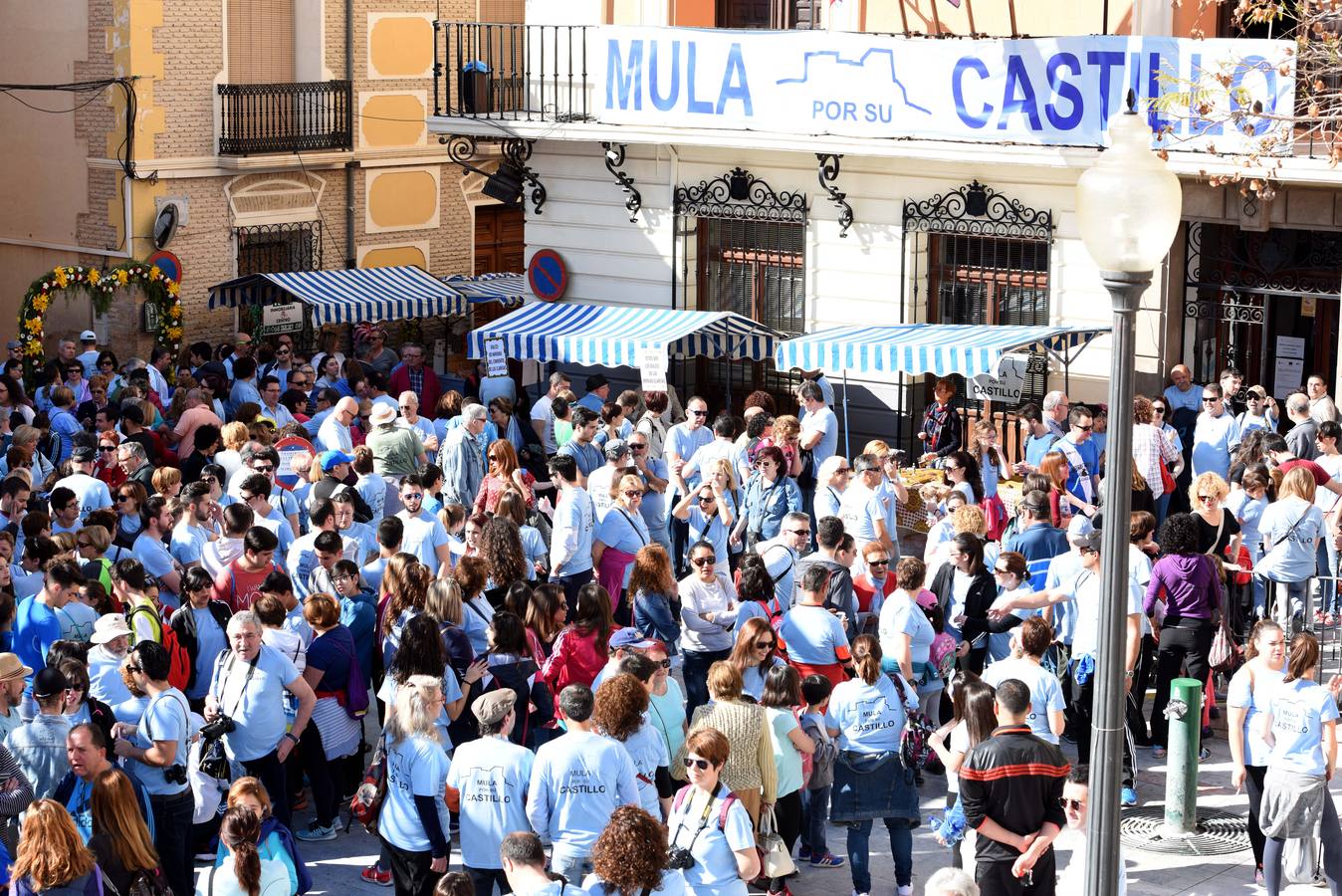 Cientos de personas abrazan el Castillo de Mula