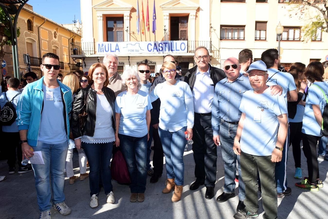 Cientos de personas abrazan el Castillo de Mula