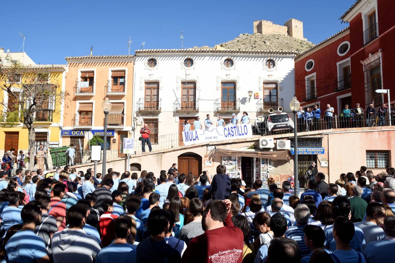 Cientos de personas abrazan el Castillo de Mula