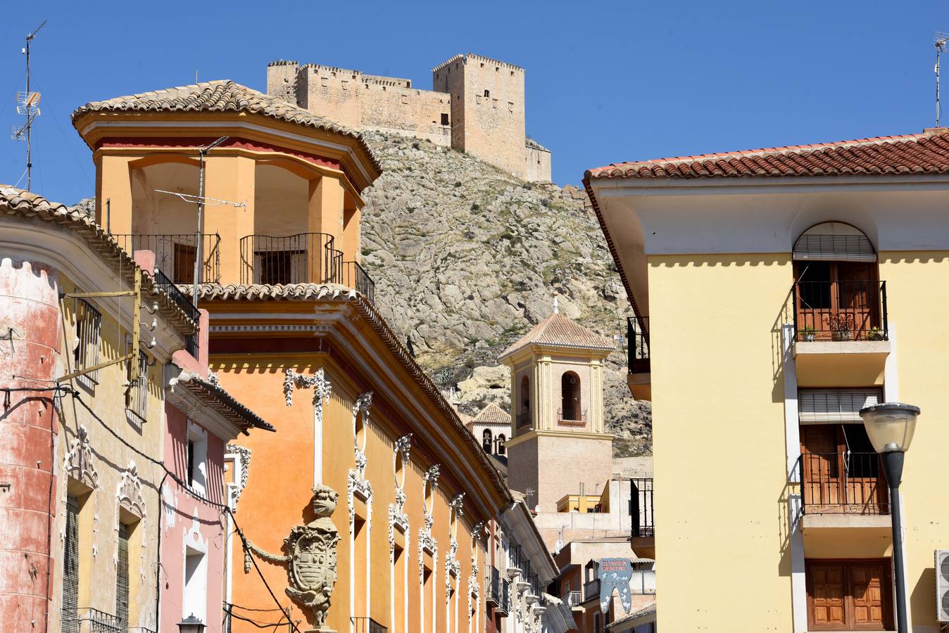 Cientos de personas abrazan el Castillo de Mula