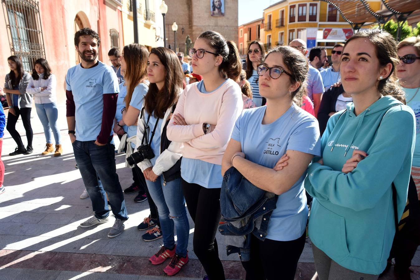 Cientos de personas abrazan el Castillo de Mula