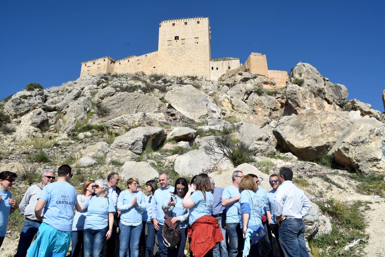 Cientos de personas abrazan el Castillo de Mula