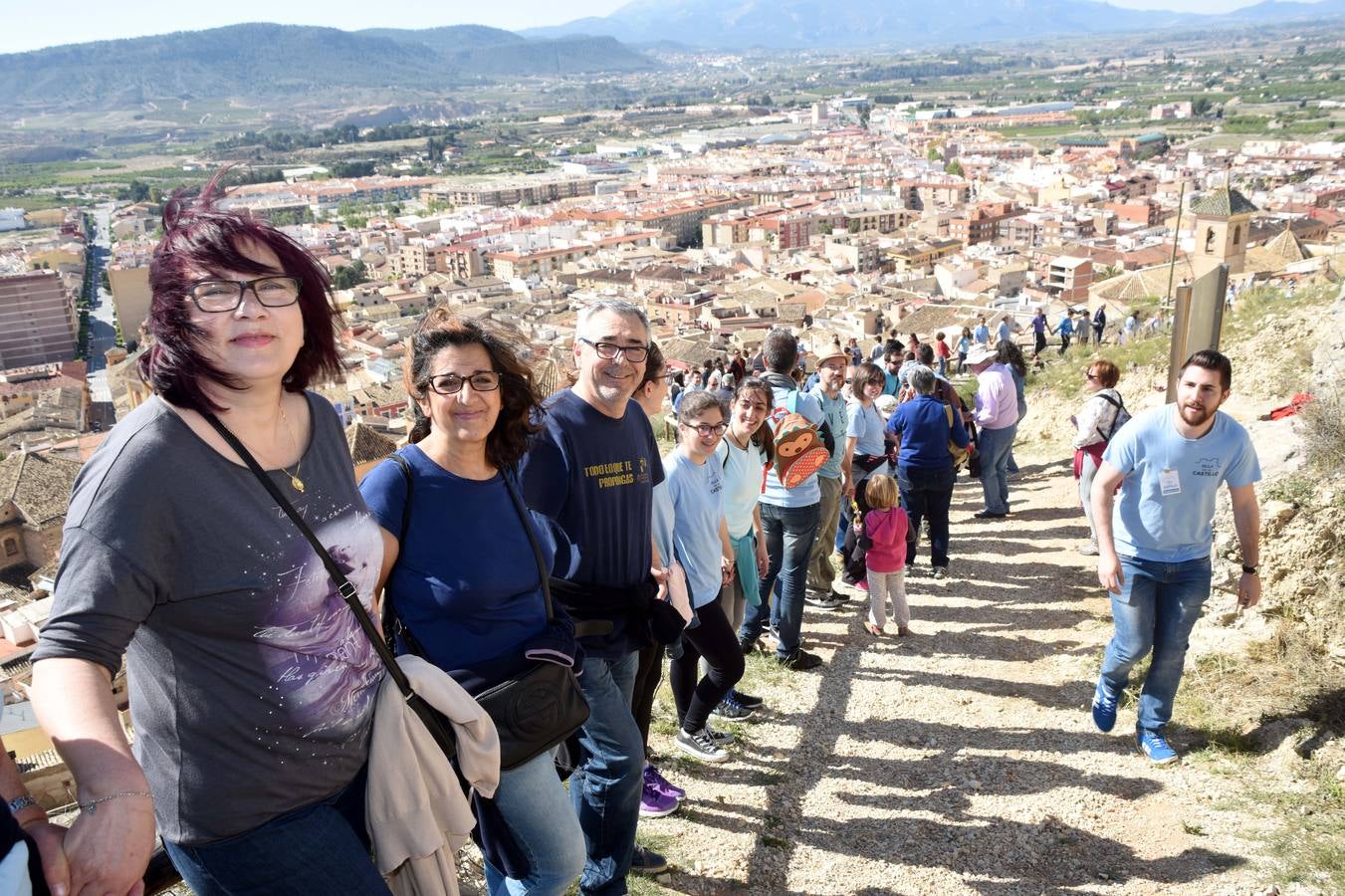 Cientos de personas abrazan el Castillo de Mula