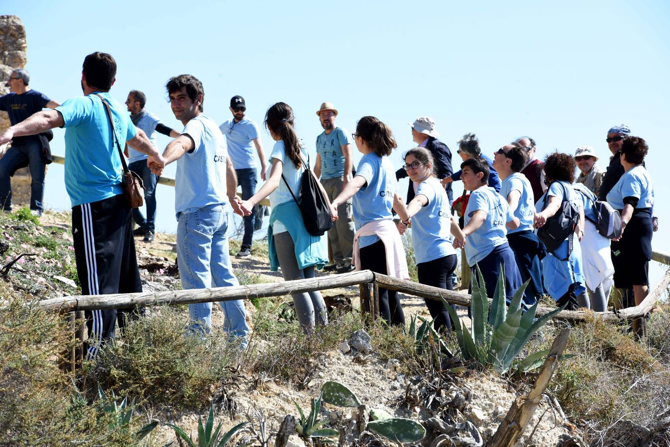 Cientos de personas abrazan el Castillo de Mula