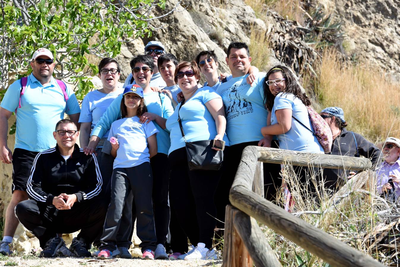 Cientos de personas abrazan el Castillo de Mula