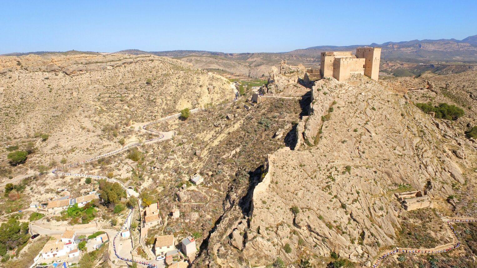 Cientos de personas abrazan el Castillo de Mula
