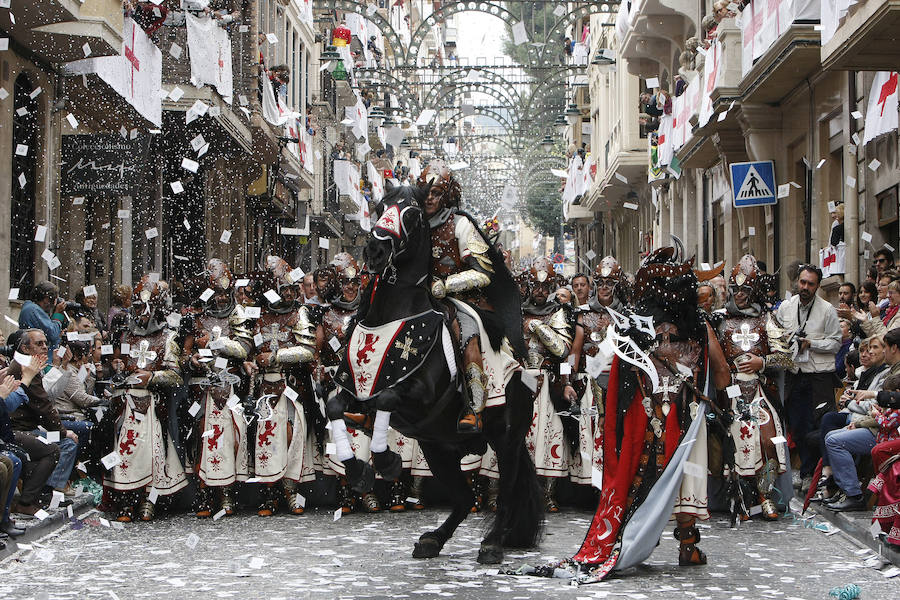 Los Moros y Cristianos desfilan en Alcoy