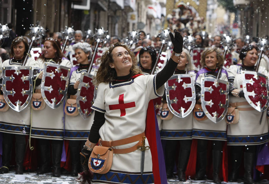 Los Moros y Cristianos desfilan en Alcoy