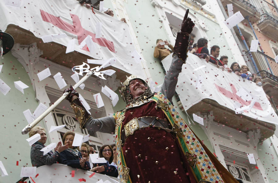 Los Moros y Cristianos desfilan en Alcoy