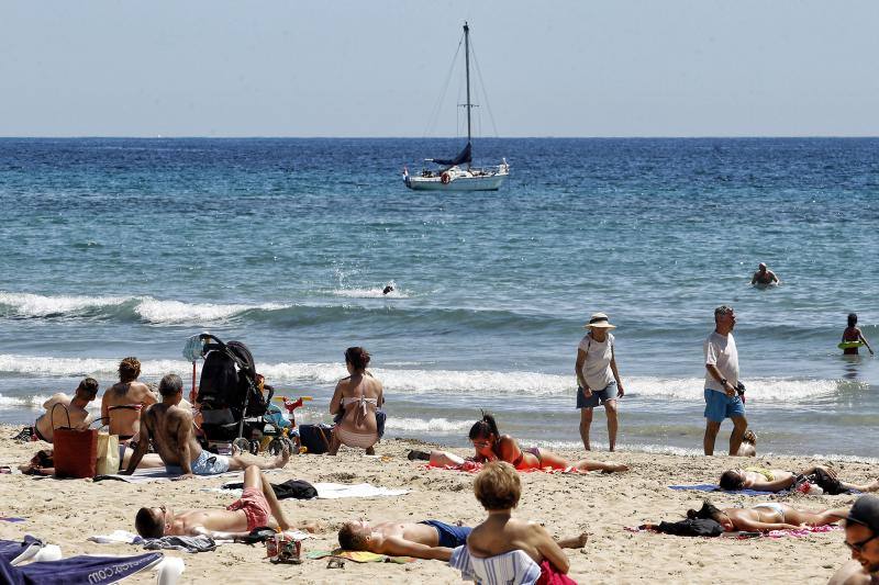 Turistas abarrotan las playas de Alicante por el Puente de Mayo