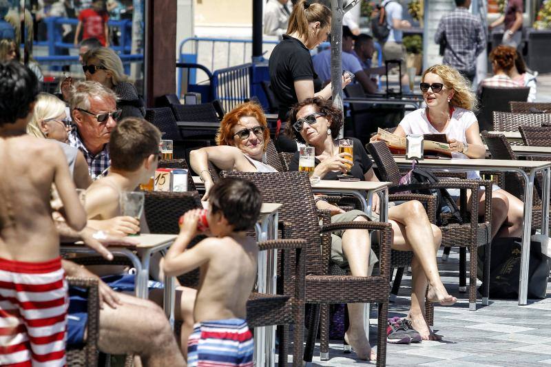 Turistas abarrotan las playas de Alicante por el Puente de Mayo