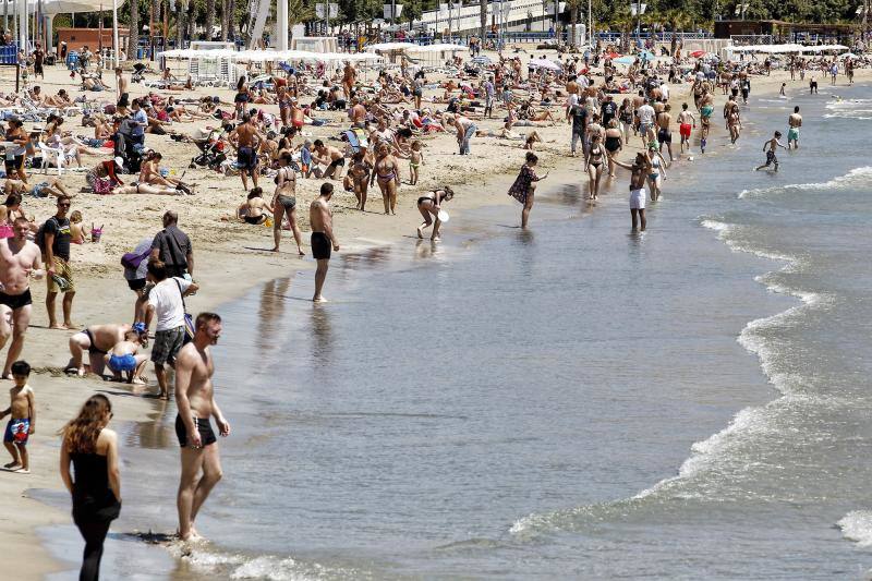 Turistas abarrotan las playas de Alicante por el Puente de Mayo