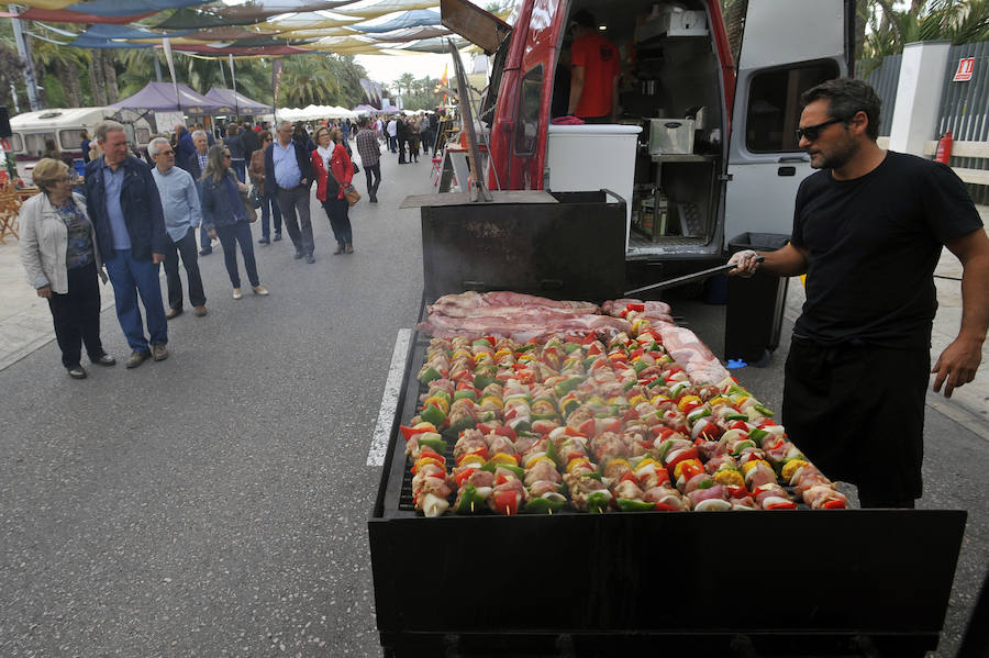 Instalación de las &#039;foodtrucks&#039; en el Paseo de la Estación de Elche