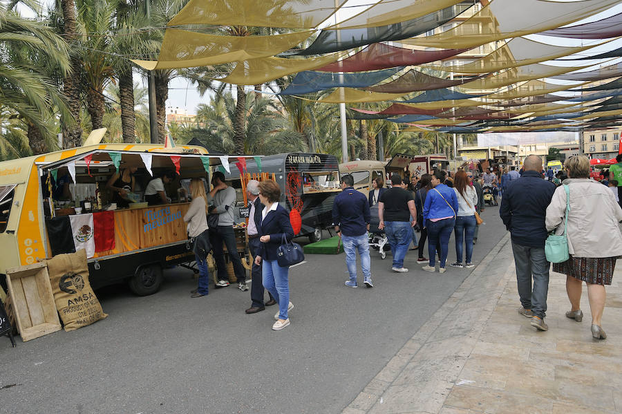 Instalación de las &#039;foodtrucks&#039; en el Paseo de la Estación de Elche