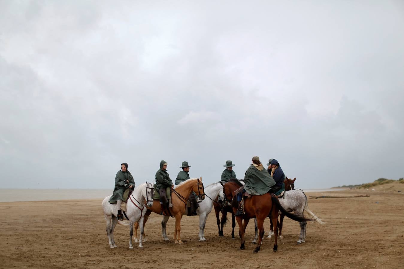 La lluvia desluce el Rocío
